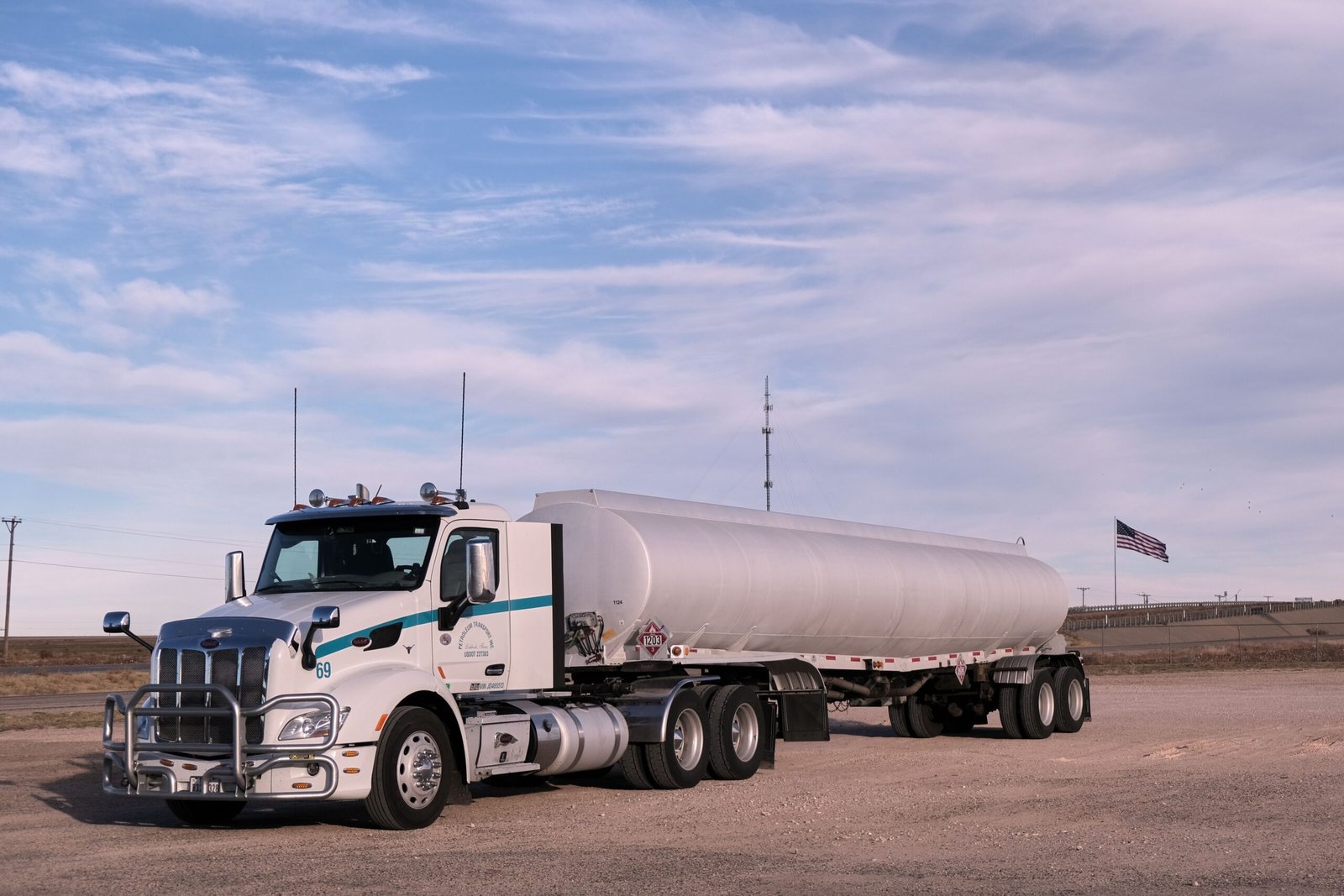 Lowboy and Flatbed Hauling